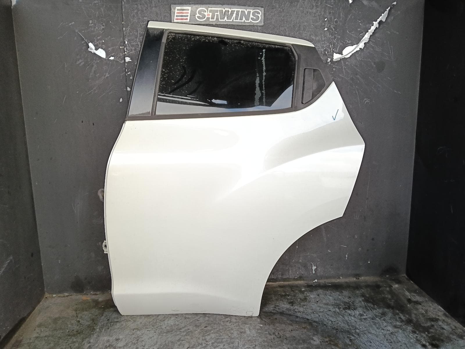 Used auto part listing image: 2016 NISSAN JUKE LEFT REAR DOOR SLIDING F15, 06/10-12/19 0000400567