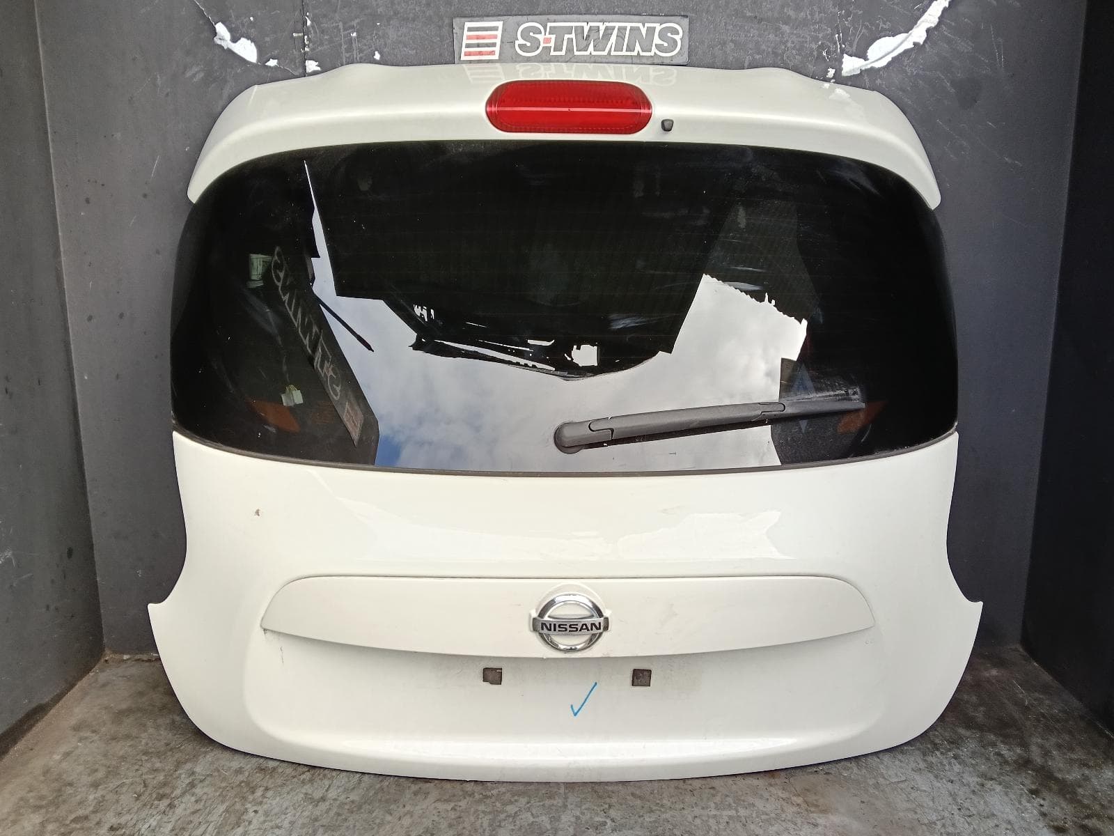 Used auto part listing image: 2016 NISSAN JUKE BOOTLID TAILGATE F15, ST/ST-S/Ti-S, NON SPOILER, W/ CAMERA TYPE, 06/10-12/19 0000400538
