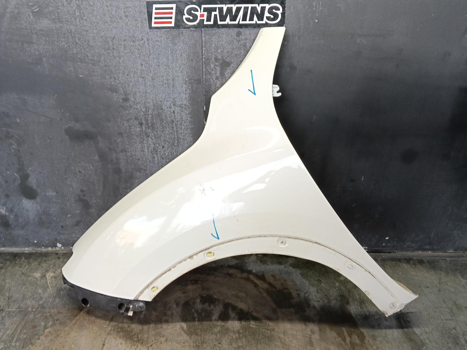 Used auto part listing image: 2016 NISSAN JUKE LEFT GUARD F15, 01/15-12/19 0000400579