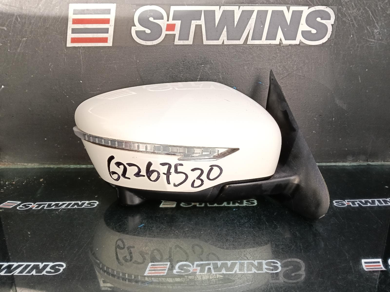 Used auto part listing image: 2016 NISSAN JUKE RIGHT DOOR MIRROR F15, POWER FOLDING, W/ INDICATOR & CAMERA TYPE, 01/15-12/19 0000400789