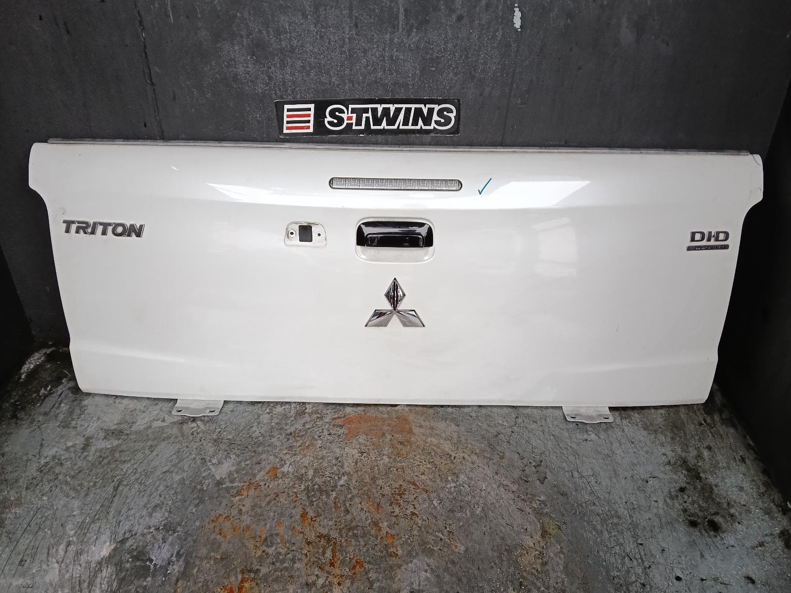 Used auto part listing image: 2018 MITSUBISHI TRITON BOOTLID TAILGATE TAILGATE, MQ, W/ REVERSE CAMERA & BRAKE LAMP TYPE, 03/15-10/18 0000403849