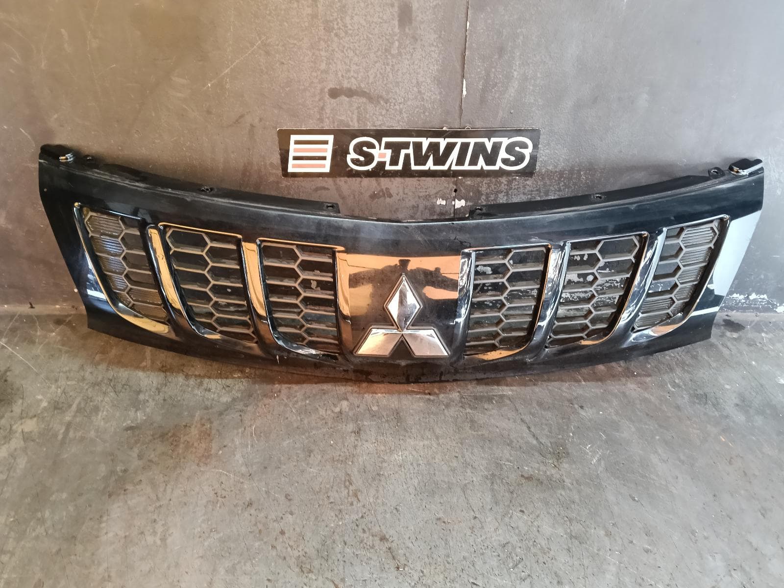 Used auto part listing image: 2018 MITSUBISHI TRITON GRILLE RADIATOR GRILLE, MQ, HONEYCOMB TYPE, BLACK, 11/17-10/18 0000404001