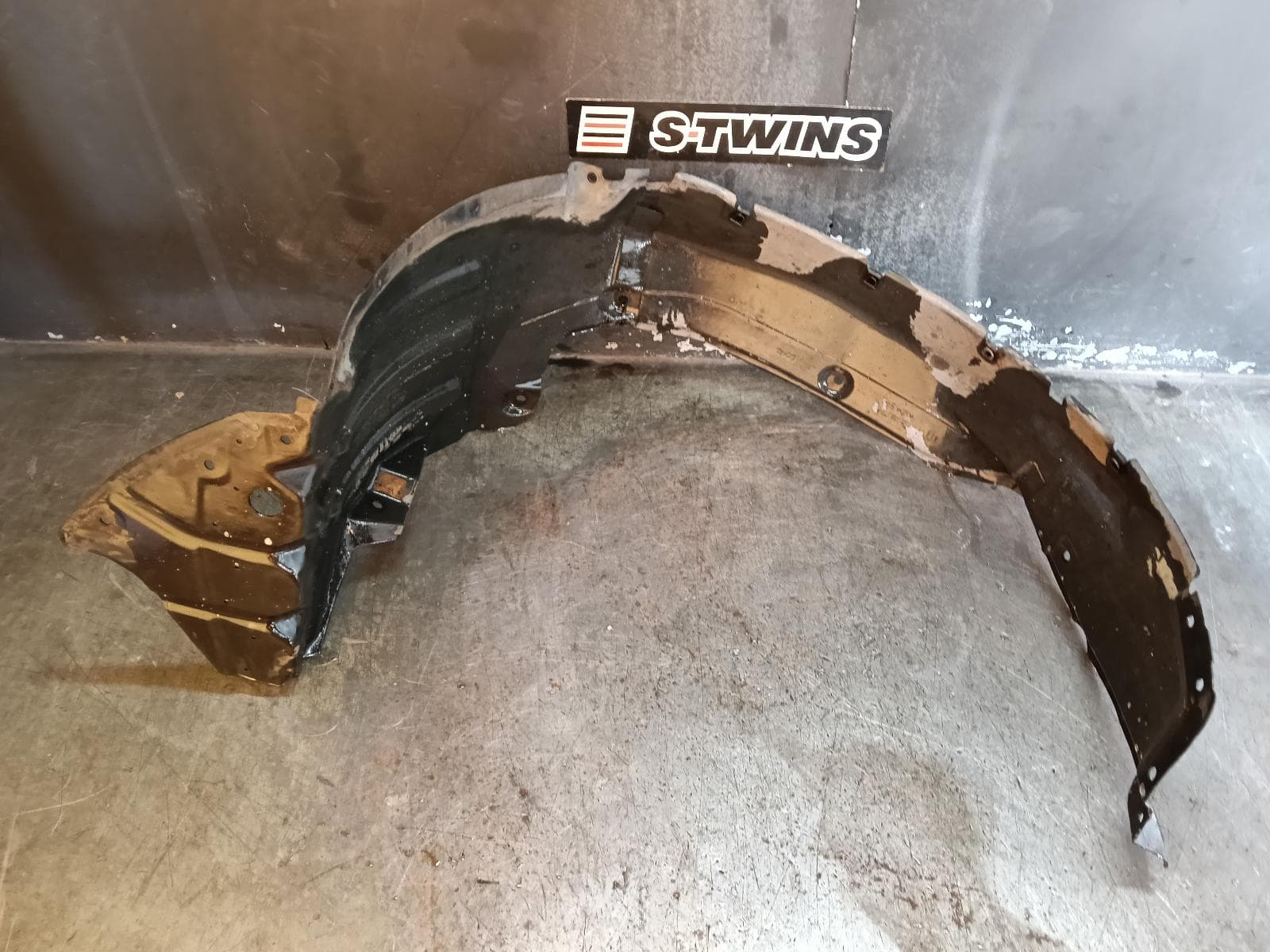 Used auto part listing image: 2018 MITSUBISHI TRITON LEFT GUARD LINER MQ-MR, FRONT SECTION, 03/15-10/23 0000404004