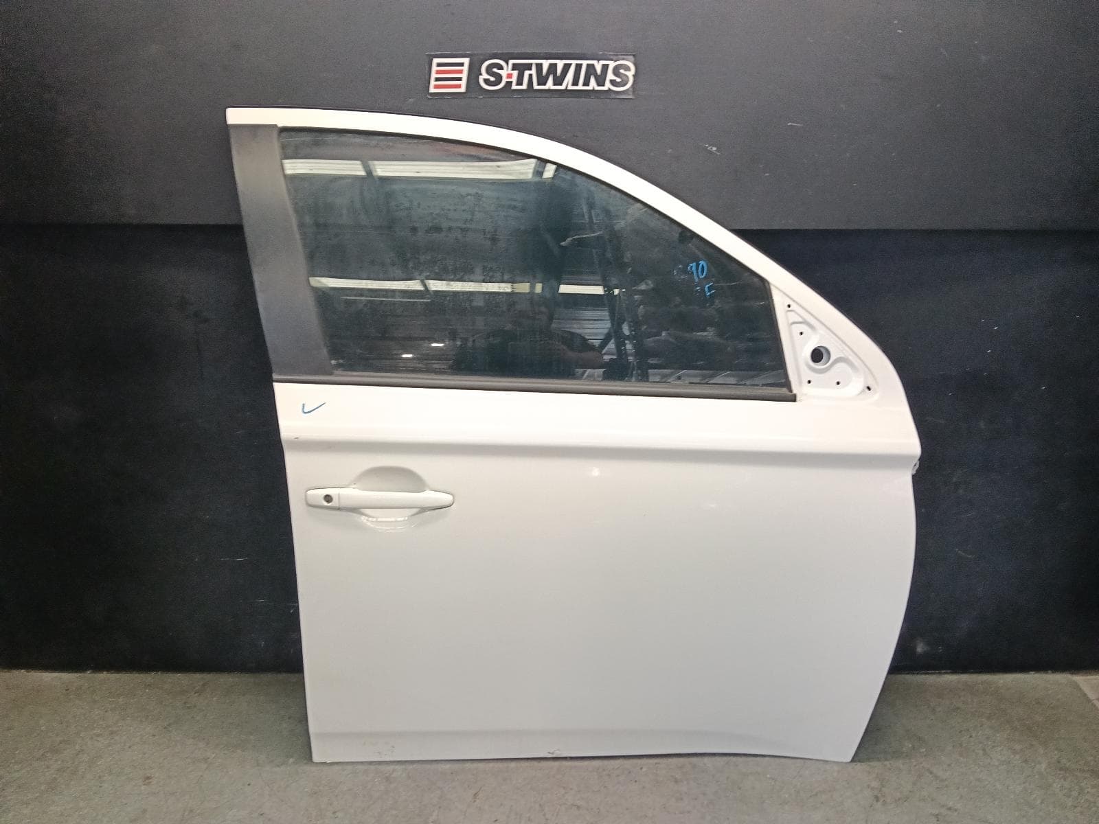 Used auto part listing image: 2014 MITSUBISHI OUTLANDER RIGHT FRONT DOOR ZJ, 10/12-03/15 0000419444