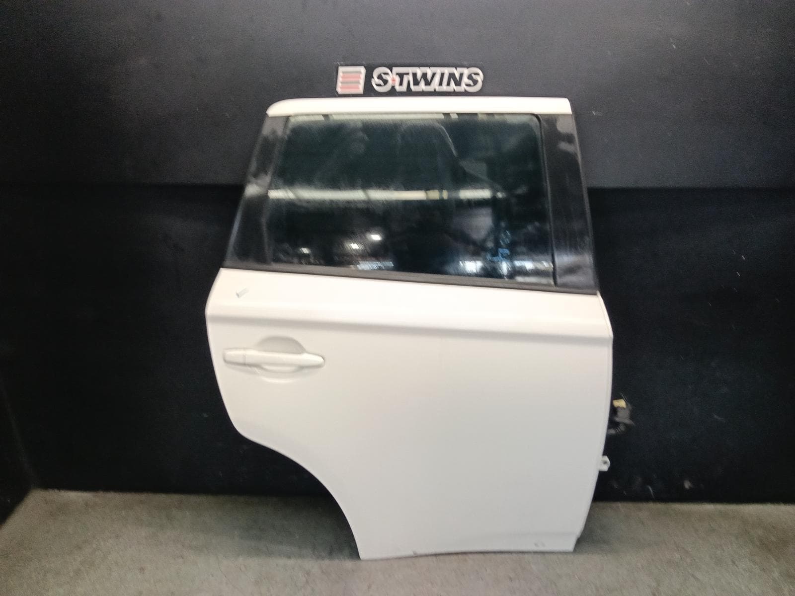 Used auto part listing image: 2014 MITSUBISHI OUTLANDER RIGHT REAR DOOR SLIDING ZJ, 10/12-03/15 0000419443