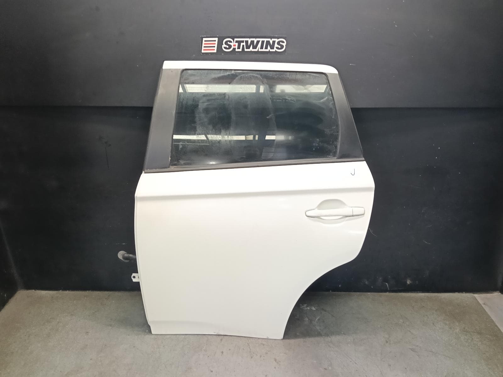 Used auto part listing image: 2014 MITSUBISHI OUTLANDER LEFT REAR DOOR SLIDING ZJ, 10/12-03/15 0000419445