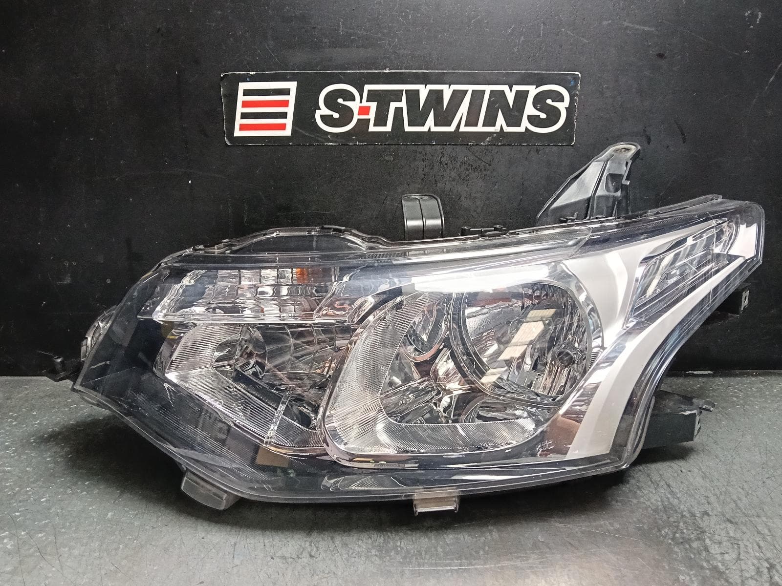 Used auto part listing image: 2014 MITSUBISHI OUTLANDER LEFT HEADLAMP ZJ, HALOGEN, 10/12-03/15 0000419541