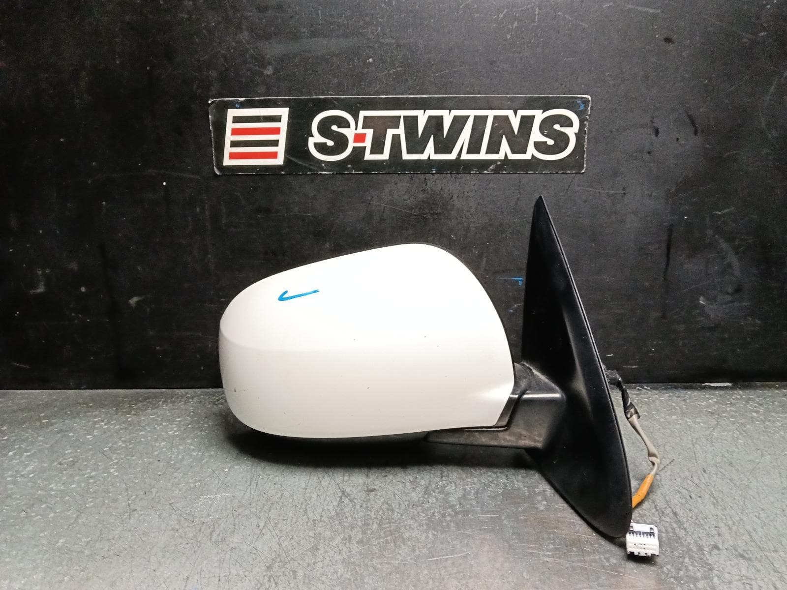 Used auto part listing image: 2014 MITSUBISHI OUTLANDER RIGHT DOOR MIRROR ZJ, NON FLASHER TYPE (3 WIRE), 10/12-03/15 0000419542