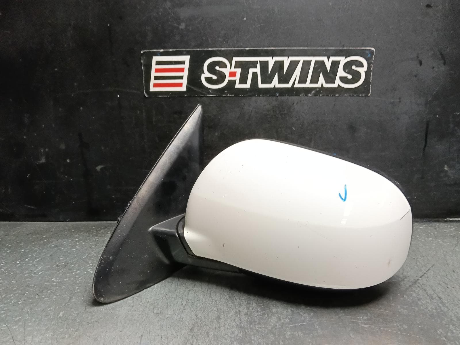 Used auto part listing image: 2014 MITSUBISHI OUTLANDER LEFT DOOR MIRROR ZJ, NON FLASHER TYPE (3 WIRE), 10/12-03/15 0000419543
