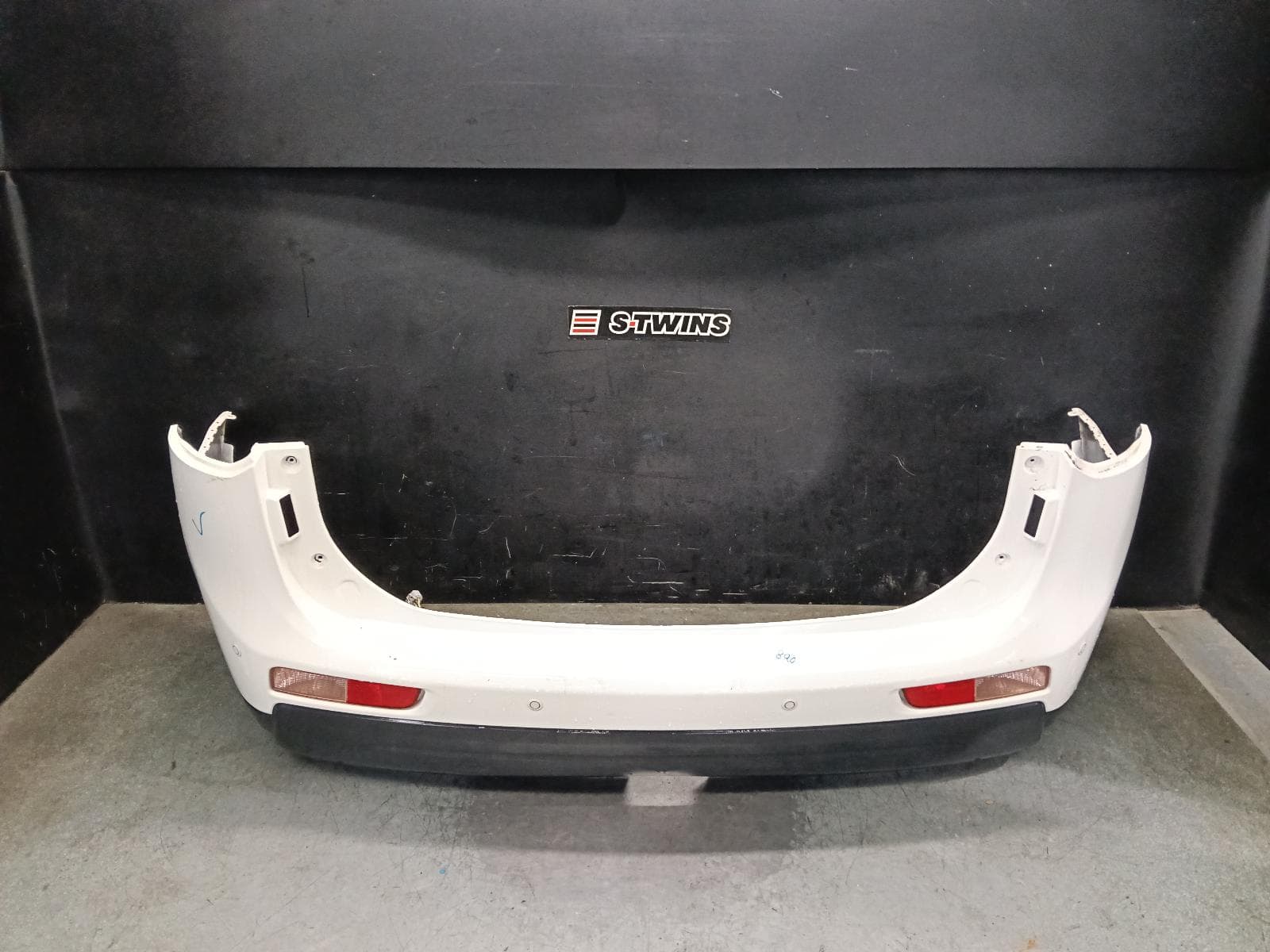 Used auto part listing image: 2014 MITSUBISHI OUTLANDER REAR BUMPER ZJ, BUMPER BAR, FLARED, 03/14-12/14 0000419479