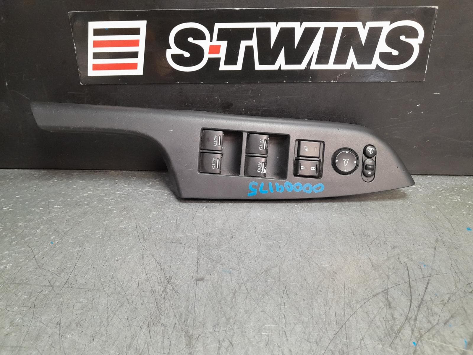 Used auto part listing image: 2013 HONDA CRV PWR DR WIND SWITCH RH FRONT (MASTER SWITCH), AUTO DOWN ALL WINDOWS, RM, 11/12-04/17 0000375235