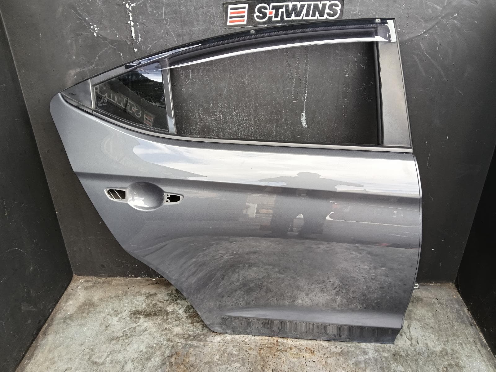 Used auto part listing image: 2017 HYUNDAI ELANTRA RIGHT REAR DOOR SLIDING AD, 12/15-12/20