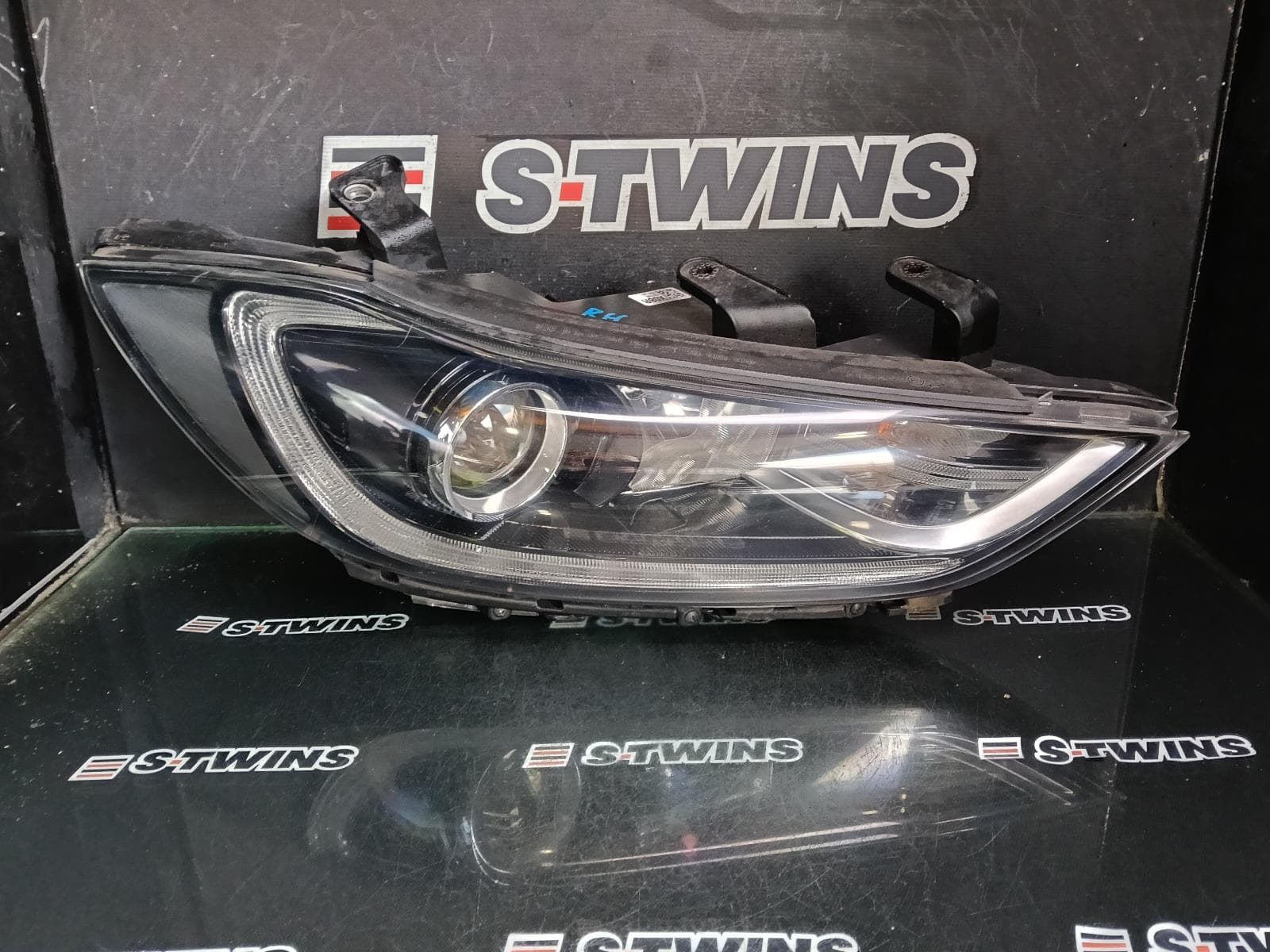 Used auto part listing image: 2017 HYUNDAI ELANTRA RIGHT HEADLAMP AD, ACTIVE/ELITE, HALOGEN TYPE, 12/15-09/18