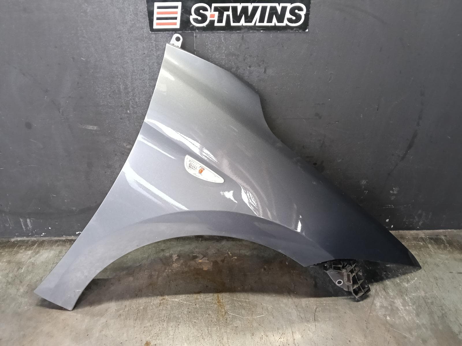Used auto part listing image: 2017 HYUNDAI ELANTRA RIGHT GUARD AD, W/ INDICATOR TYPE, 12/15-09/18