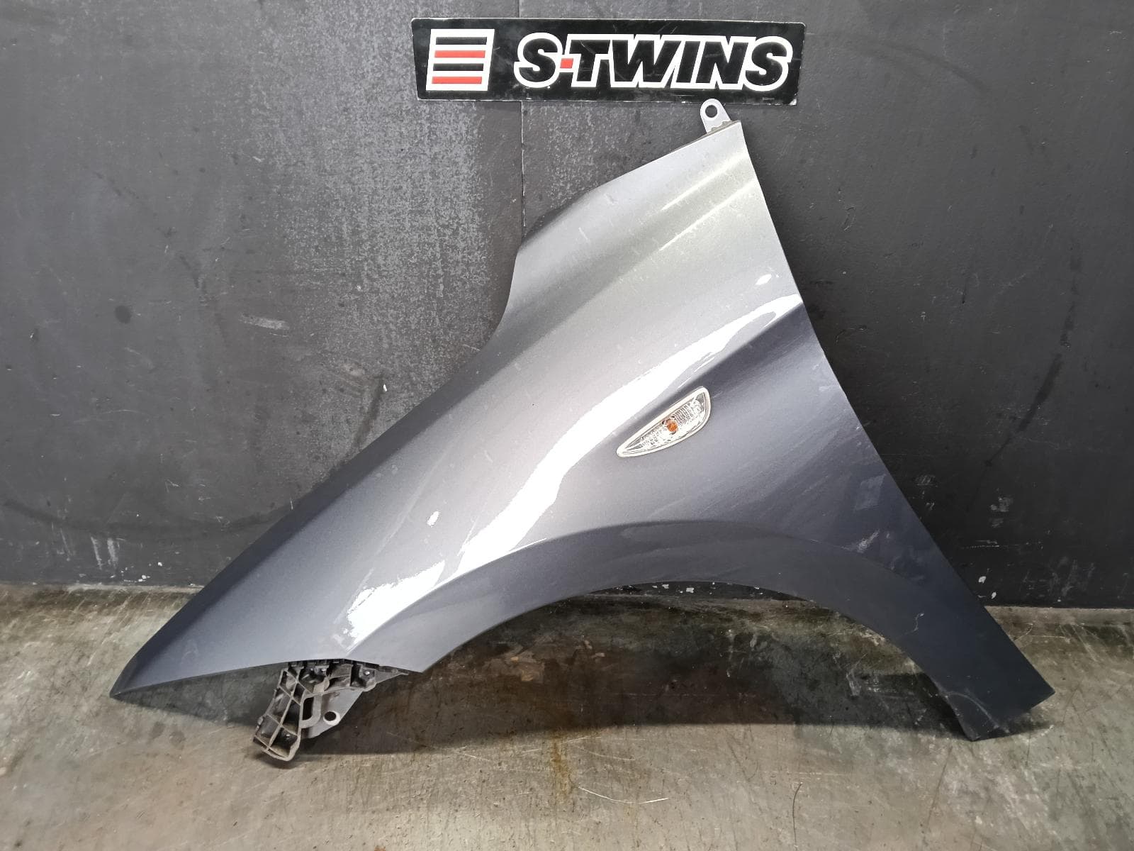 Used auto part listing image: 2017 HYUNDAI ELANTRA LEFT GUARD AD, W/ INDICATOR TYPE, 12/15-09/18