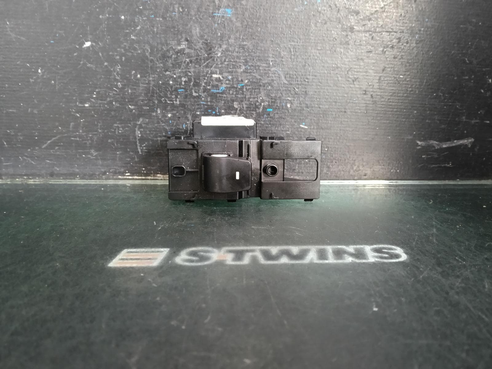 Used auto part listing image: 2017 HYUNDAI ELANTRA PWR DR WIND SWITCH LH FRONT/LH REAR/RH REAR, AD, 12/15-12/20