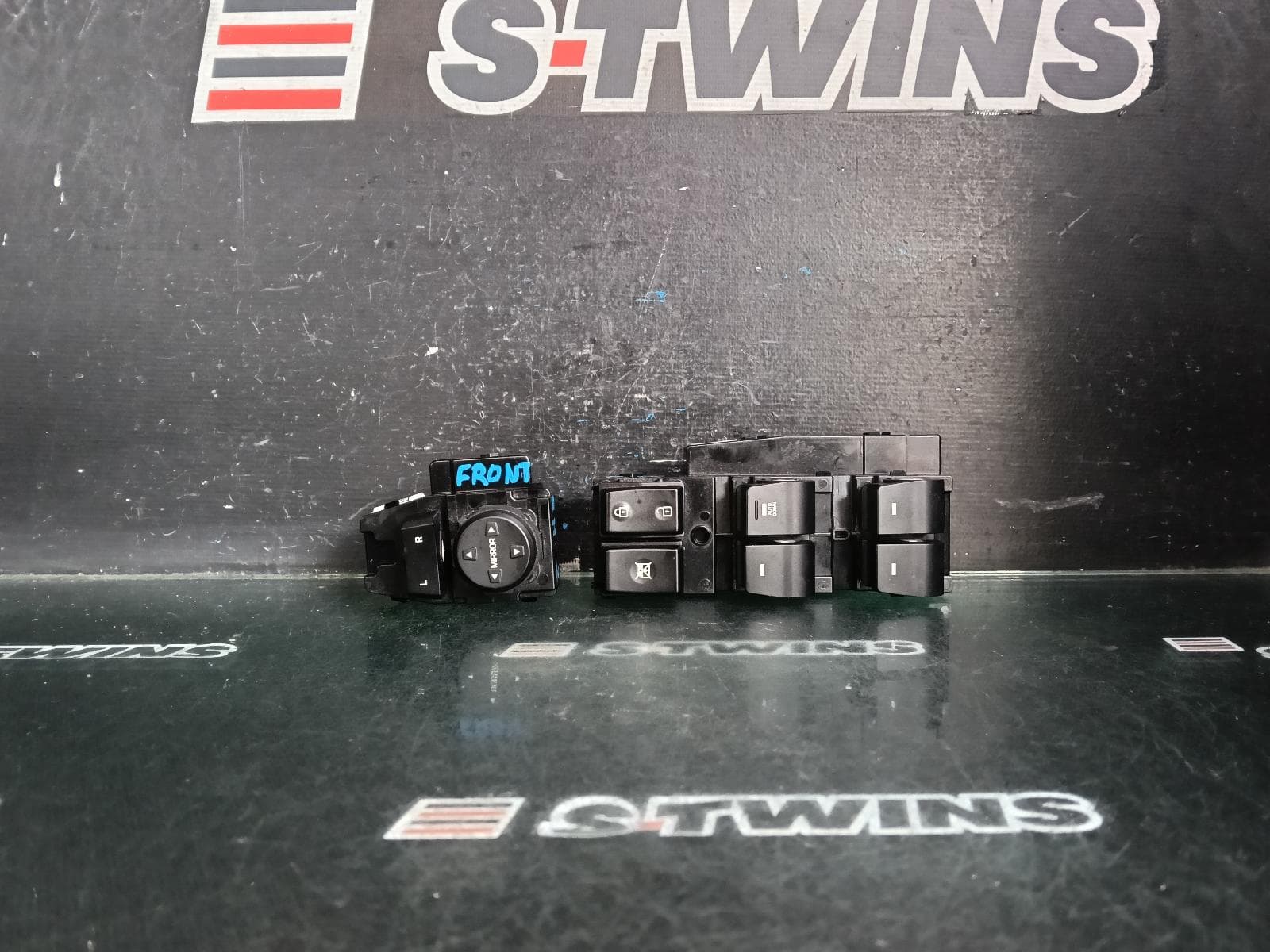 Used auto part listing image: 2017 HYUNDAI ELANTRA PWR DR WIND SWITCH RH FRONT (MASTER SWITCH), AD, 12/15-12/20