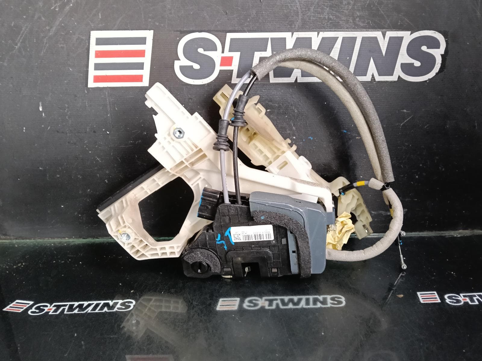 Used auto part listing image: 2017 HYUNDAI ELANTRA DOOR BOOT GATE LOCK RIGHT REAR DOOR LOCK, AD, 12/15-12/20