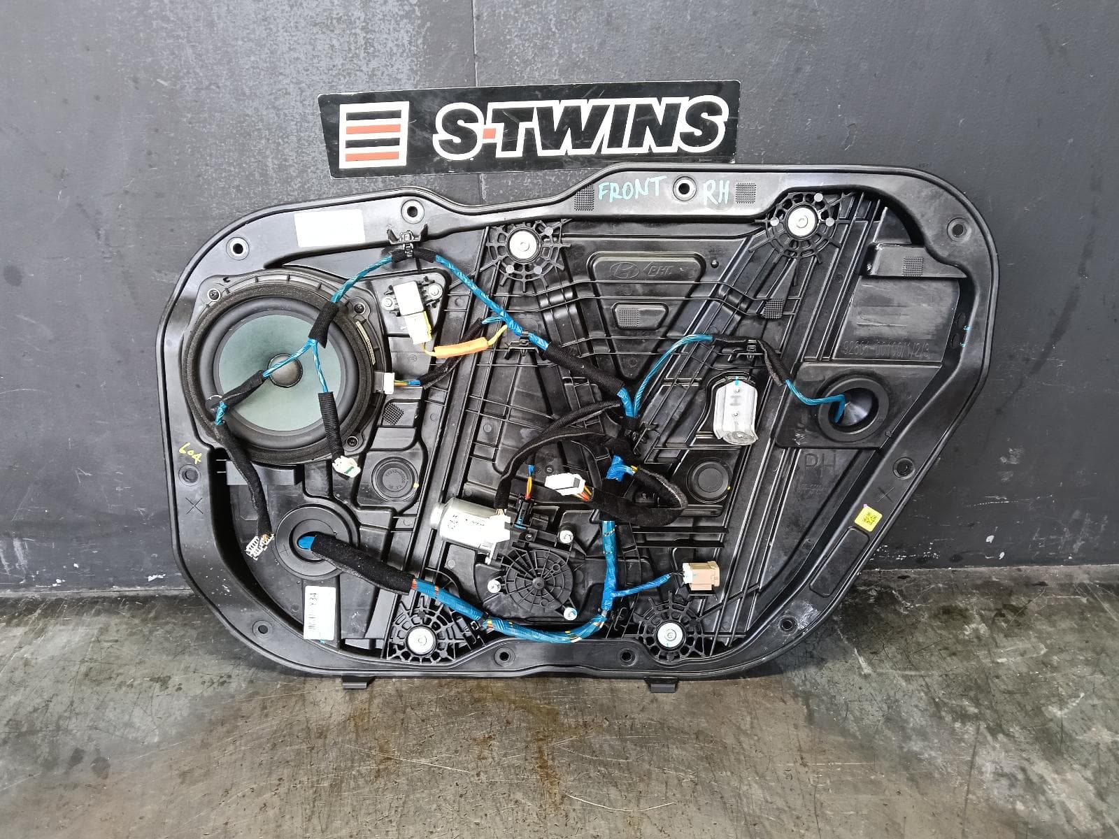 Used auto part listing image: 2017 HYUNDAI ELANTRA RIGHT FRONT WINDOW REG MOTOR DOOR REG ASSY (REG AND MOTOR), AD, 12/15-12/20