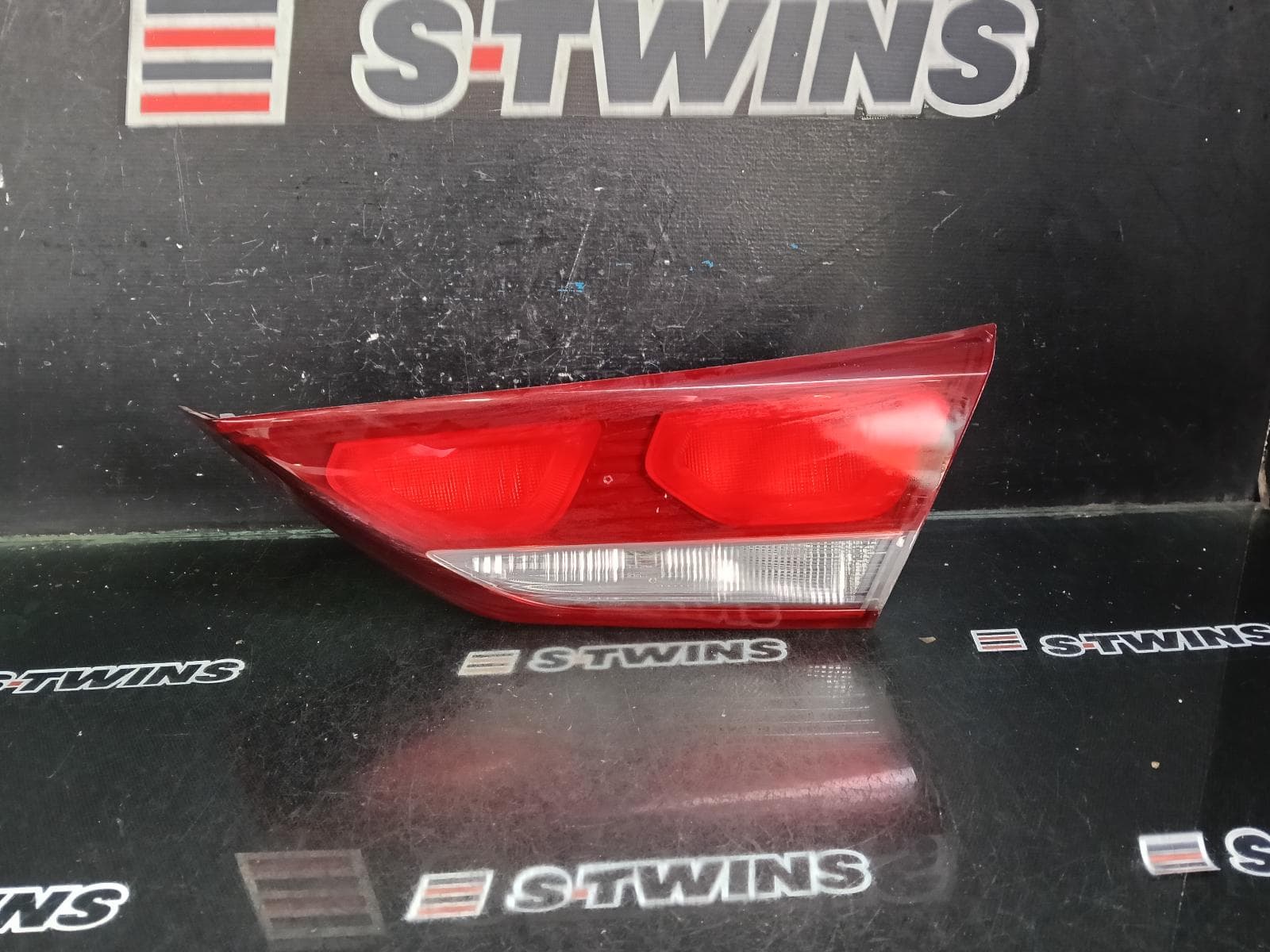 Used auto part listing image: 2017 HYUNDAI ELANTRA REAR GARNISH BOOTLID LAMP (RH SIDE), AD, STANDARD TYPE, 12/15-09/18