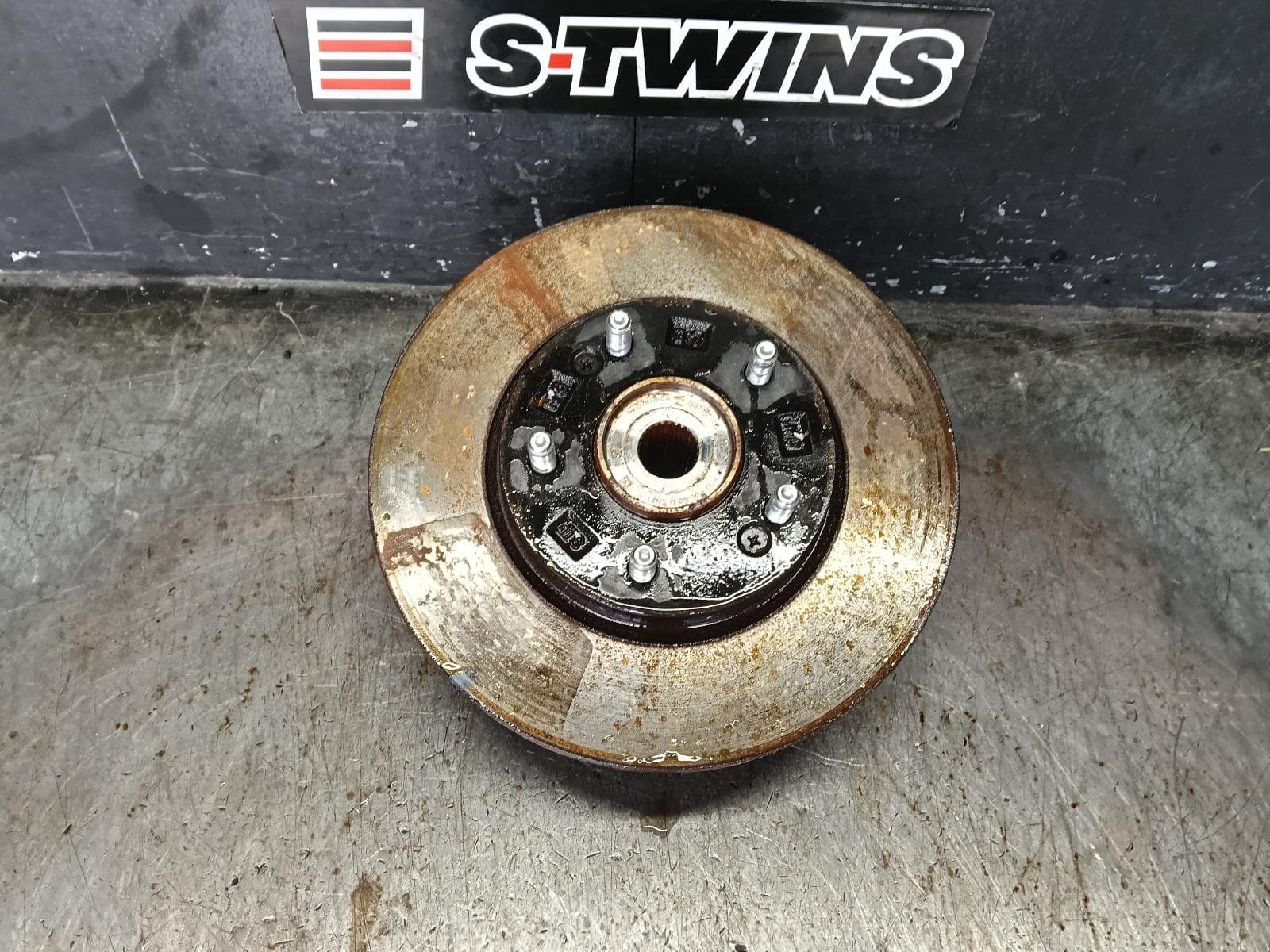 Used auto part listing image: 2017 HYUNDAI ELANTRA RIGHT FRONT HUB ASSEMBLY AD, 1.6, 09/16-12/20