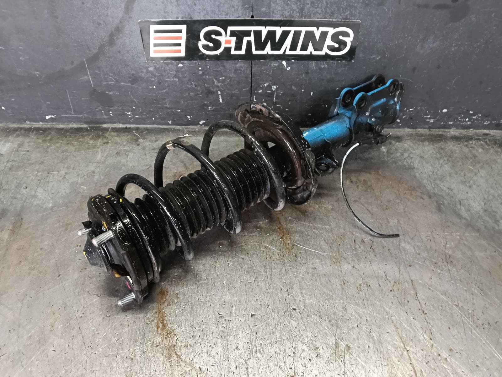 Used auto part listing image: 2017 HYUNDAI ELANTRA RIGHT FRONT STRUT AD, 2.0, 12/15-12/20