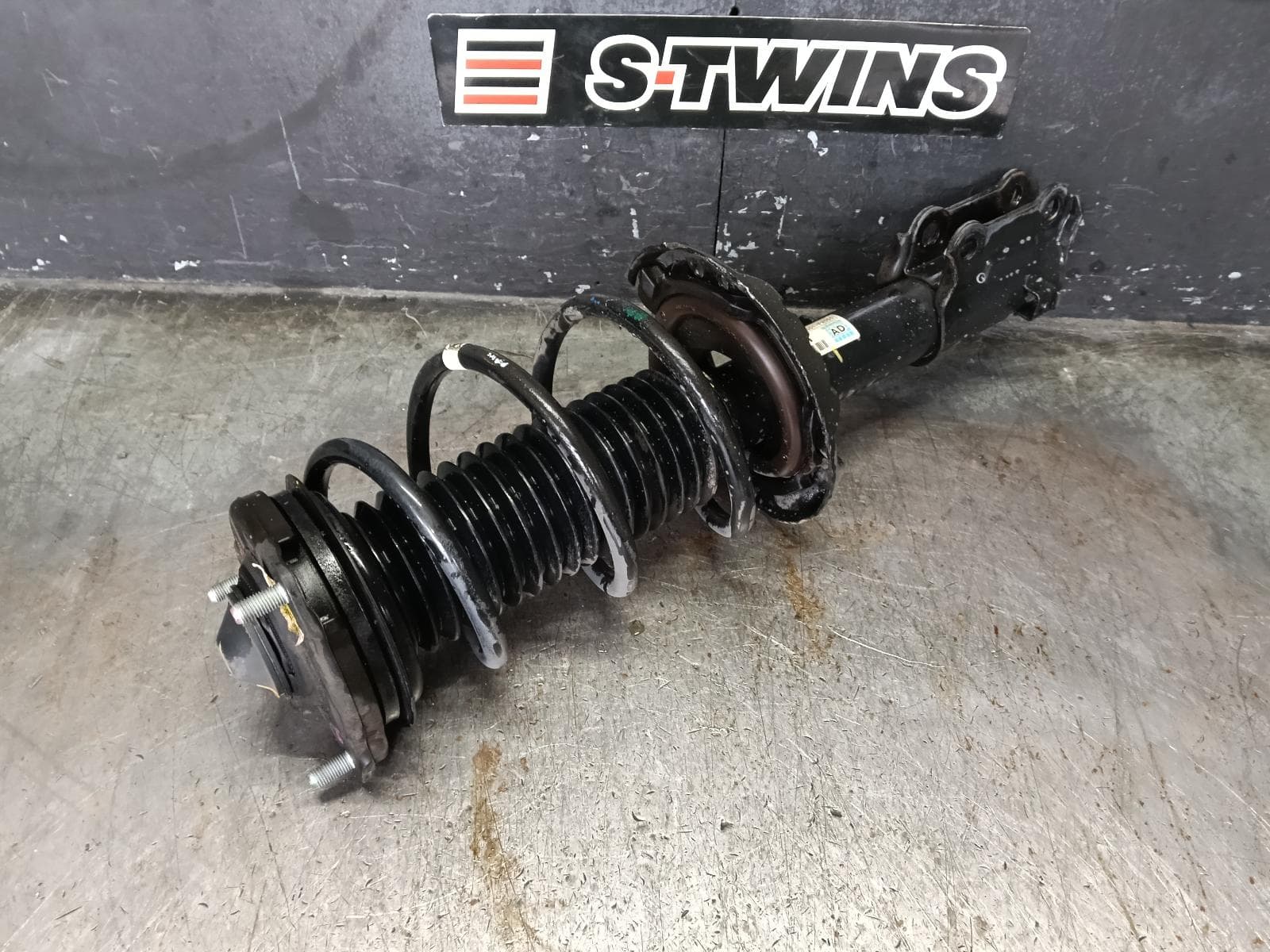 Used auto part listing image: 2017 HYUNDAI ELANTRA LEFT FRONT STRUT AD, 2.0, 12/15-12/20