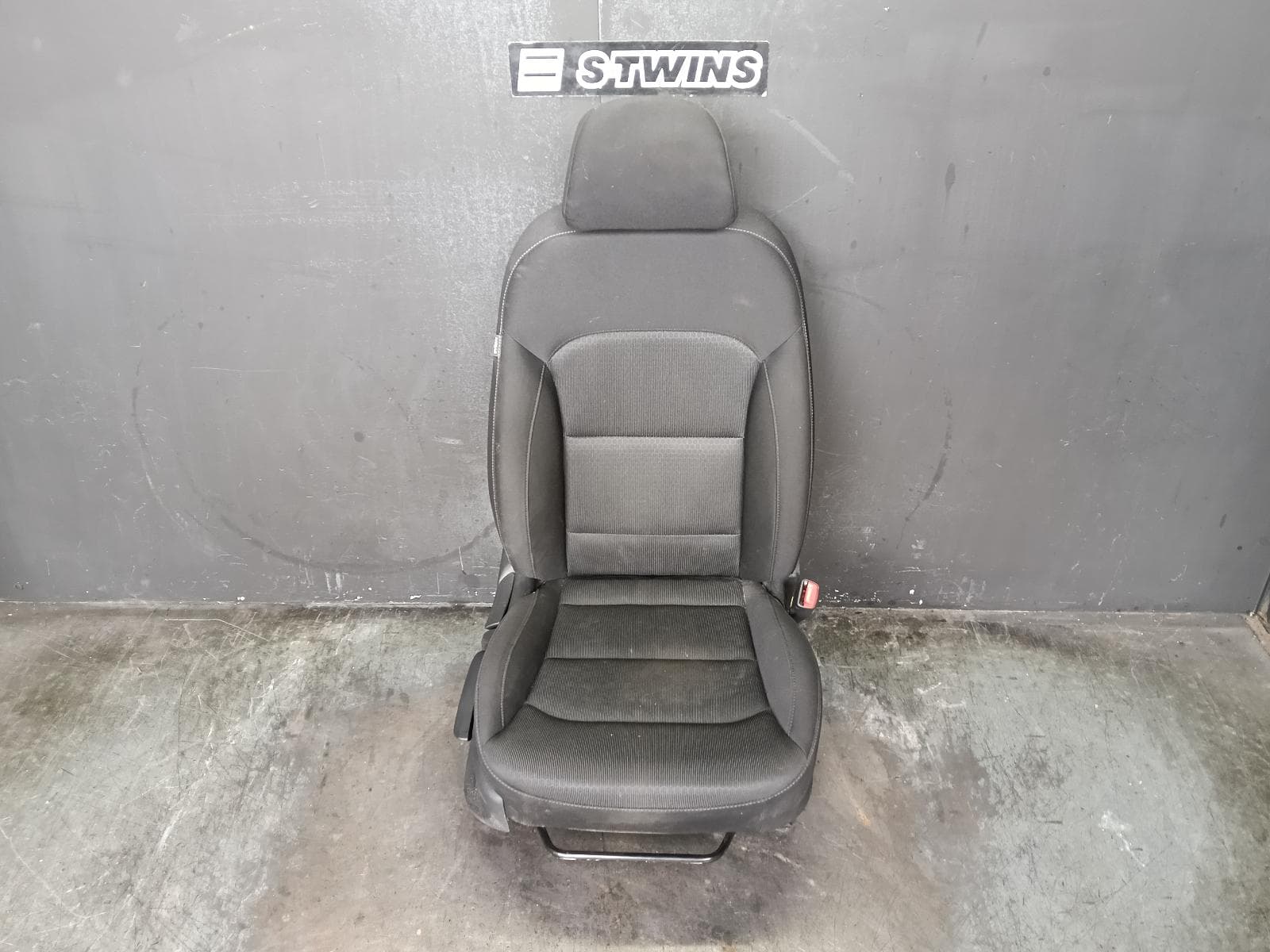 Used auto part listing image: 2017 HYUNDAI ELANTRA FRONT SEAT RH FRONT, AD, CLOTH, GREY, 12/15-12/20