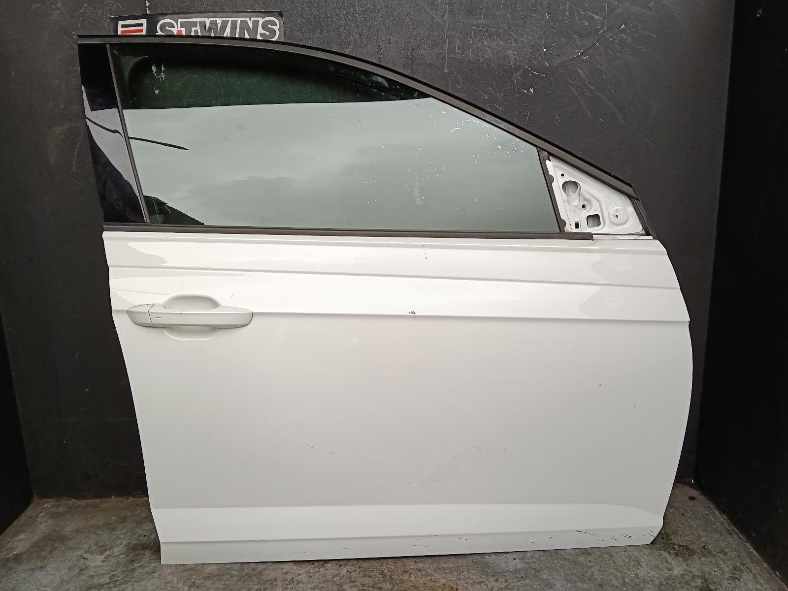 Used auto part listing image: 2018 VOLKSWAGEN POLO RIGHT FRONT DOOR AW-AE, 09/17