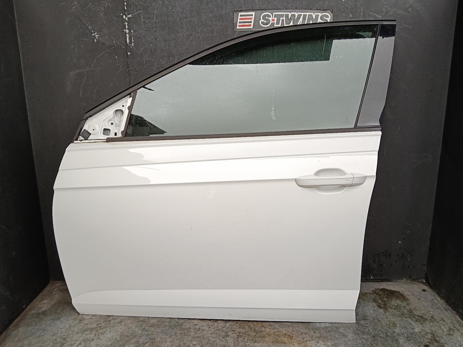 Used auto part listing image: 2018 VOLKSWAGEN POLO LEFT FRONT DOOR AW-AE, 09/17
