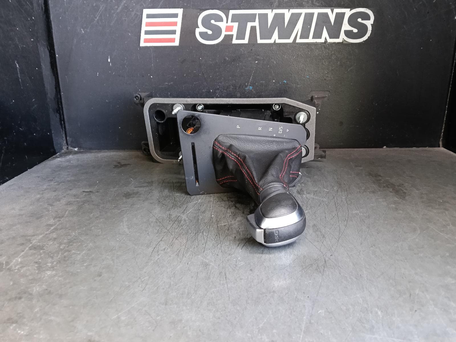 Used auto part listing image: 2018 VOLKSWAGEN POLO GEAR STICK SHIFTER AW, 09/17