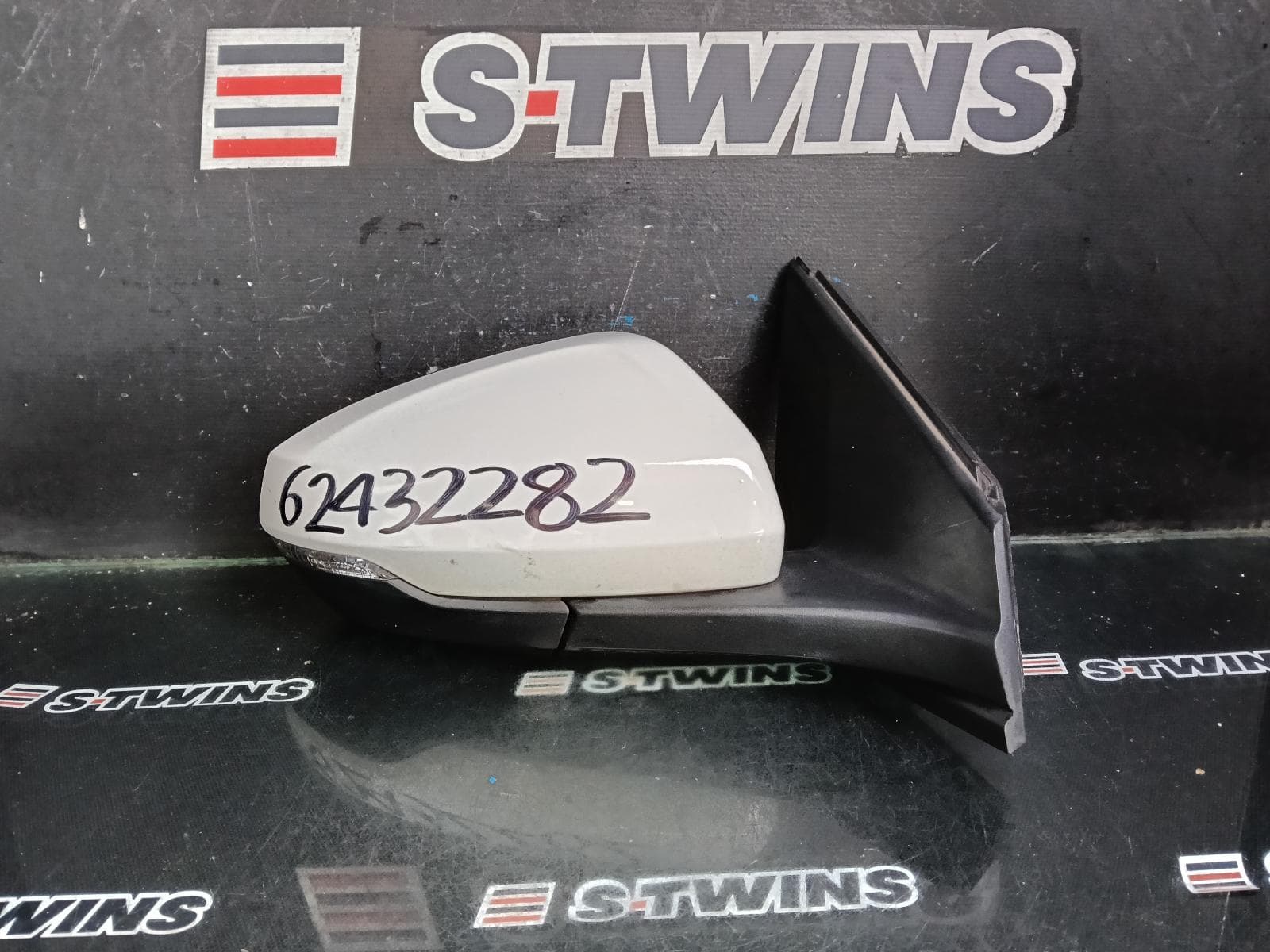 Used auto part listing image: 2018 VOLKSWAGEN POLO RIGHT DOOR MIRROR AW-AE, W/ INDICATOR, HEATED, BLIND SPOT, AUTO POWER FOLD TYPE, 09/17