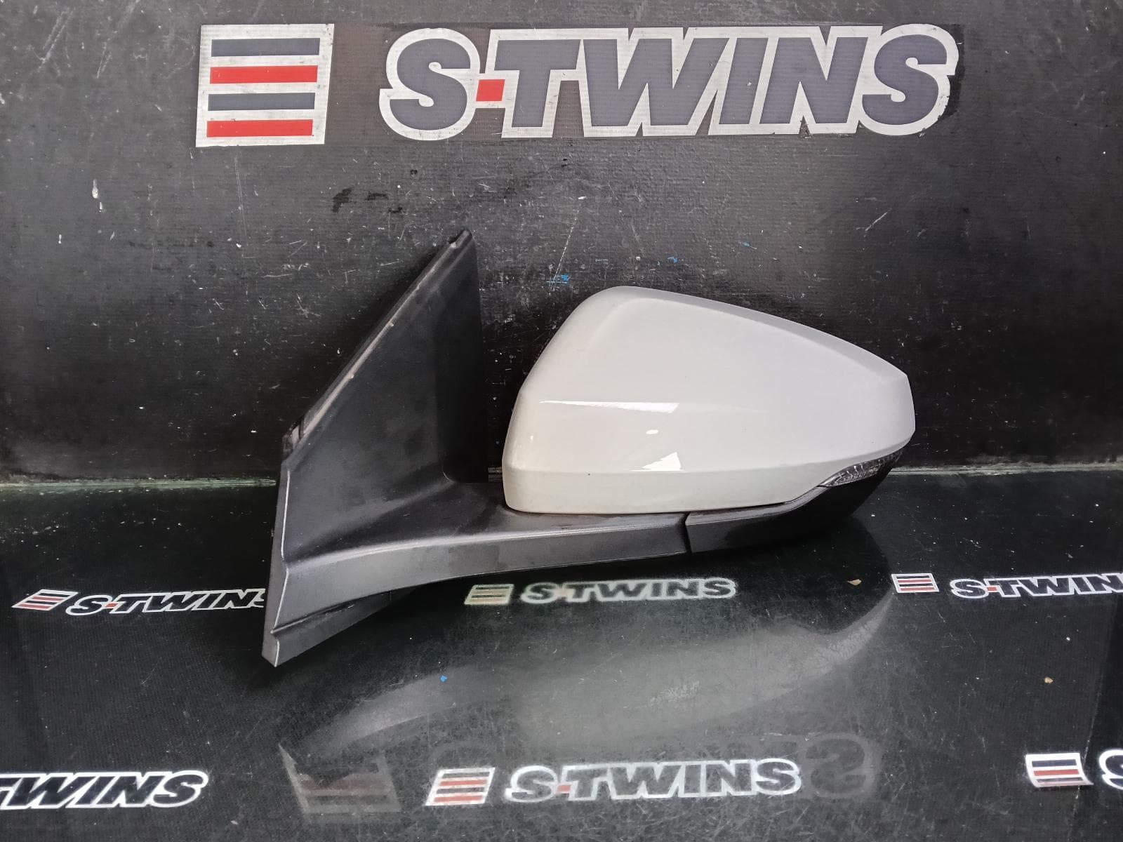 Used auto part listing image: 2018 VOLKSWAGEN POLO LEFT DOOR MIRROR AW-AE, W/ INDICATOR, HEATED, AUTO TILT, BLIND SPOT, AUTO POWER FOLD TYPE, 09/17