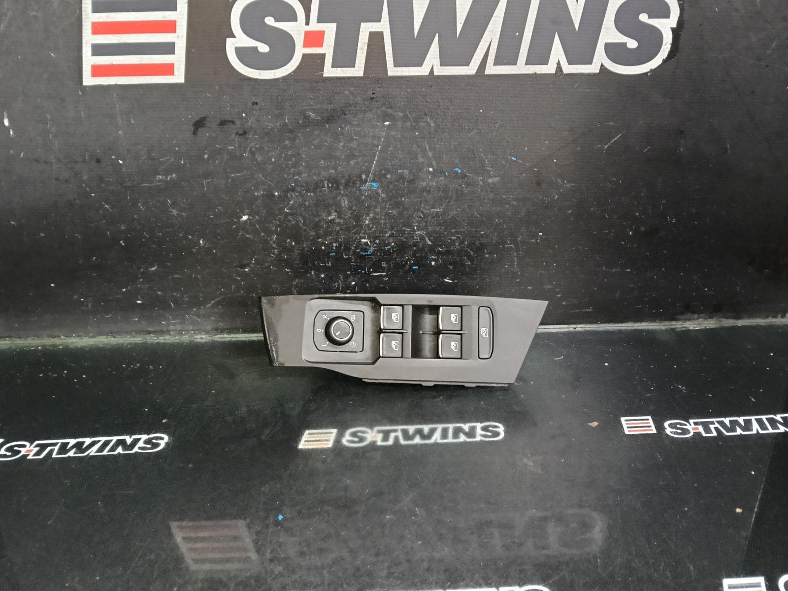 Used auto part listing image: 2018 VOLKSWAGEN POLO PWR DR WIND SWITCH AW-AE, RH FRONT (MASTER SWITCH), W/ CHROME INSERT, 09/17