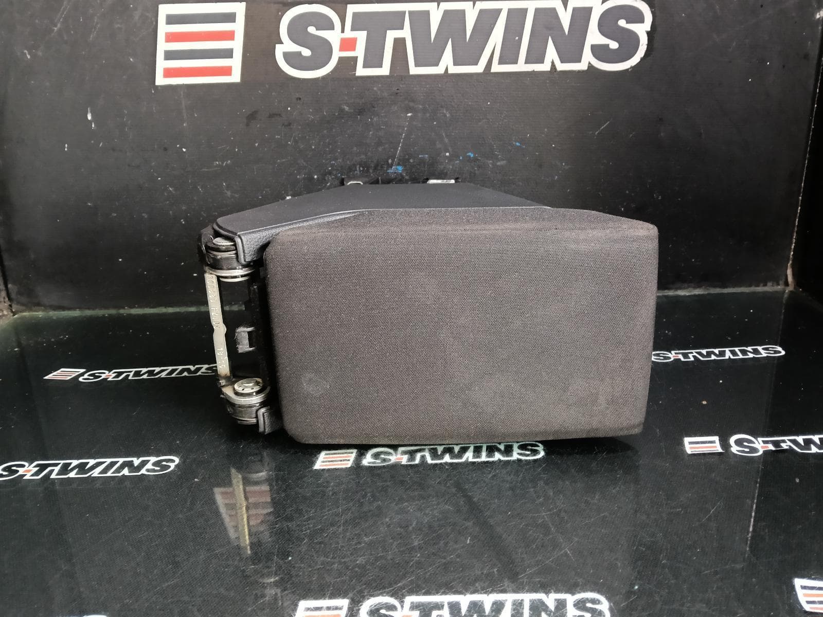 Used auto part listing image: 2018 VOLKSWAGEN POLO CONSOLE AW, 09/17