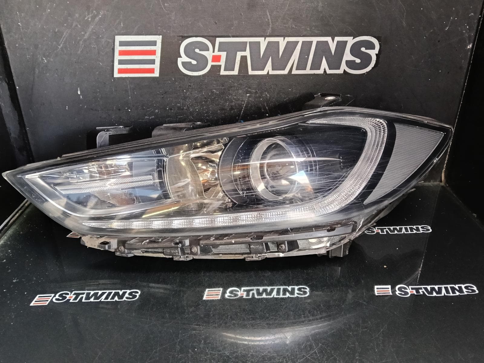 Used auto part listing image: 2017 HYUNDAI ELANTRA LEFT HEADLAMP AD, ACTIVE/ELITE, HALOGEN TYPE, 12/15-09/18