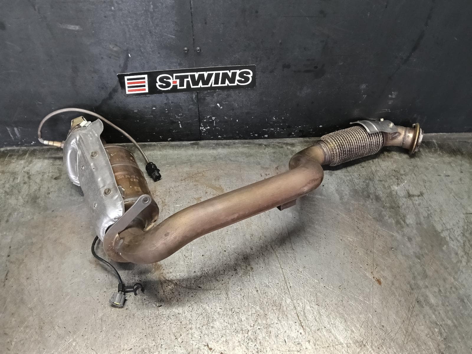 Used auto part listing image: 2015 MERCEDES GLA CLASS CATALYTIC CONVERTER DOWNPIPE-CAT TYPE, PETROL, 2.0, TURBO, 270.920 CODE, GLA250, X156, 04/14-01/20 0000429522
