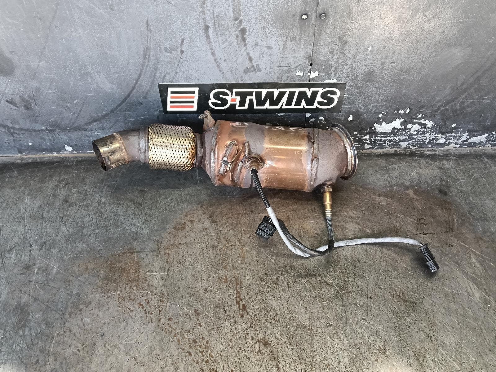 Used auto part listing image: 2014 BMW 3 SERIES CATALYTIC CONVERTER DOWNPIPE-CAT TYPE, 2.0, N20, PETROL, F30/F31/F34, 11/11-05/16 0000402393