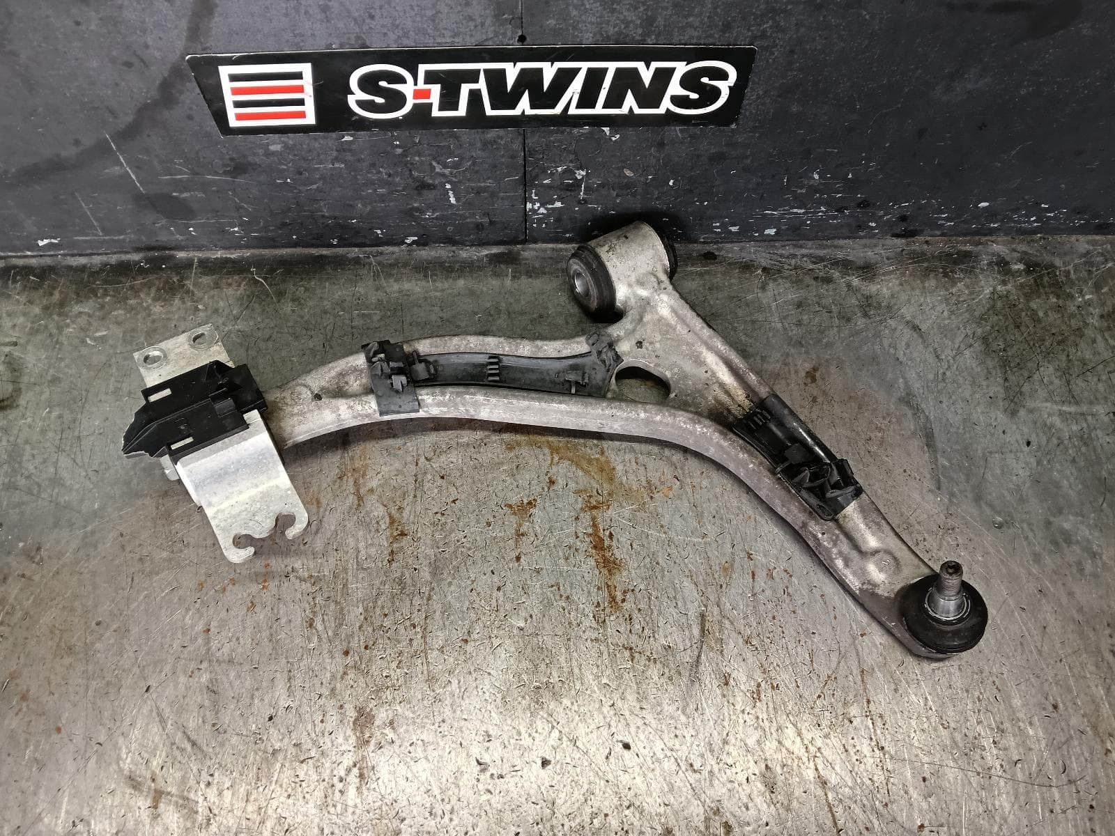 Used auto part listing image: 2015 MERCEDES GLA CLASS RIGHT FRONT LOWER CONTROL ARM X156, NON AMG, 04/14-01/20 0000429528