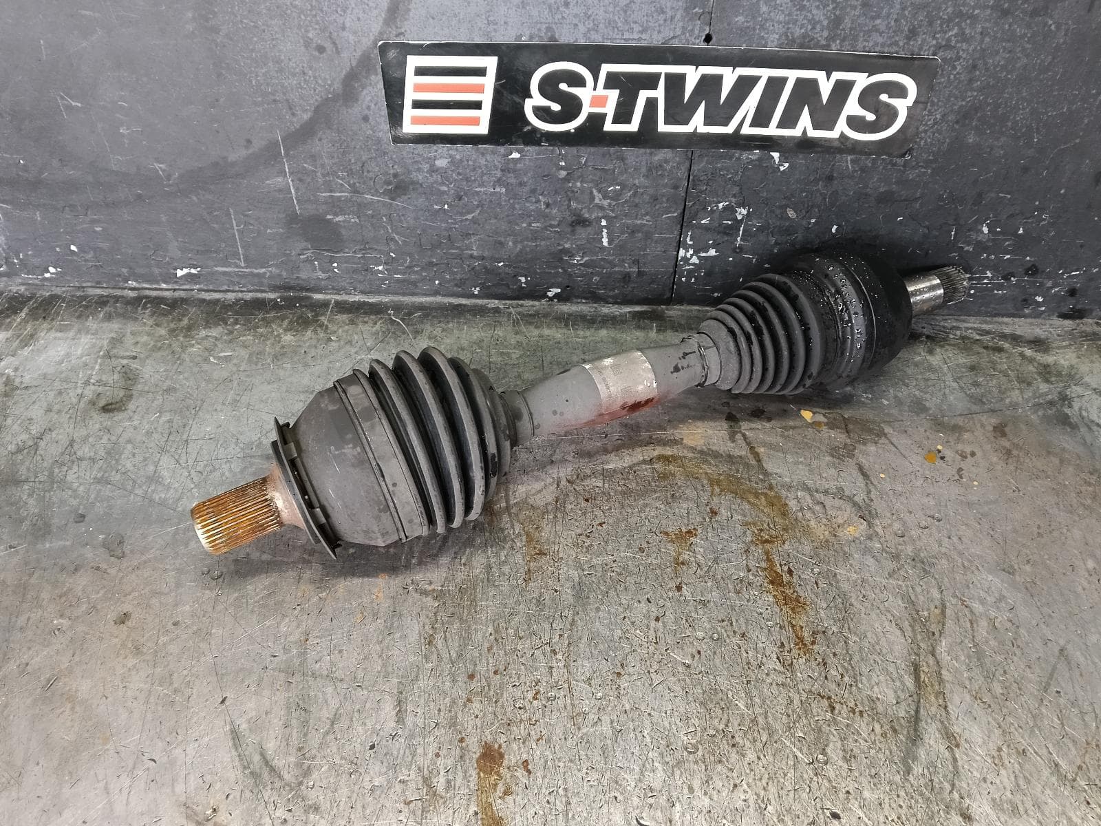 Used auto part listing image: 2015 MERCEDES GLA CLASS LEFT DRIVESHAFT FRONT, 2.0, PETROL, X156, 04/14-02/1 0000429531