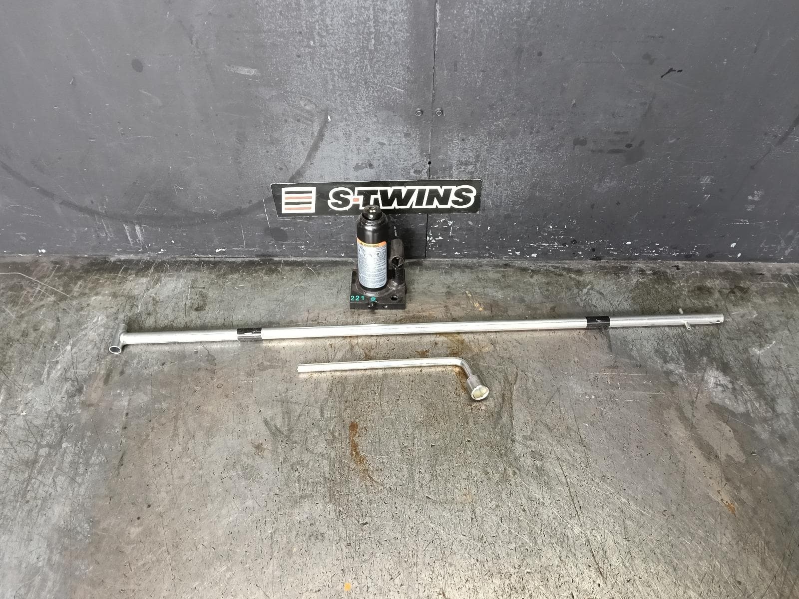 Used auto part listing image: 2018 MITSUBISHI TRITON JACK TOOL KIT MQ-MR, 03/15-10/23 0000429581