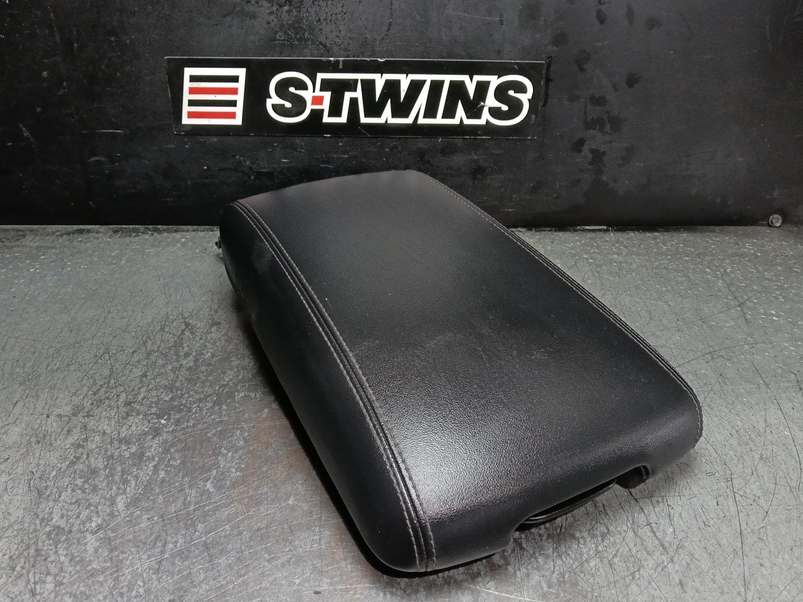 Used auto part listing image: 2023 HYUNDAI SANTA FE CONSOLE AUTO T/M, TM, CONSOLE LID ONLY, LEATHER, BLACK, 03/18-10/23 0000429700