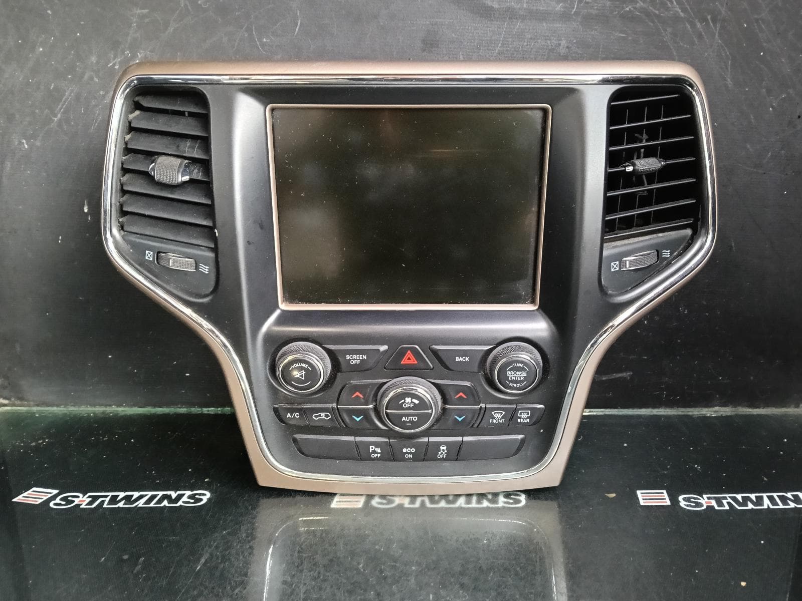 Used auto part listing image: 2016 JEEP GRANDCHEROKEE DISPLAY UNIT ONLY, UCONNECT 8.4IN, SAT NAV TYPE, WK, 04/13-09/16 0000429852