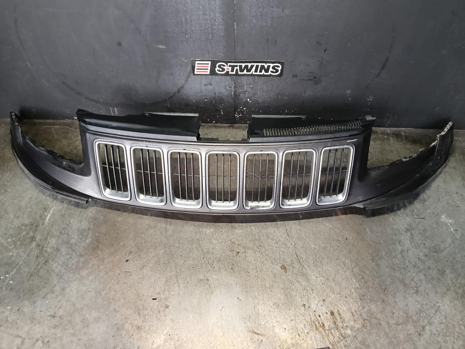 Used auto part listing image: 2016 JEEP GRANDCHEROKEE GRILLE RADIATOR GRILLE, WK, LAREDO/LIMITED, 04/13-09/16 0000429853