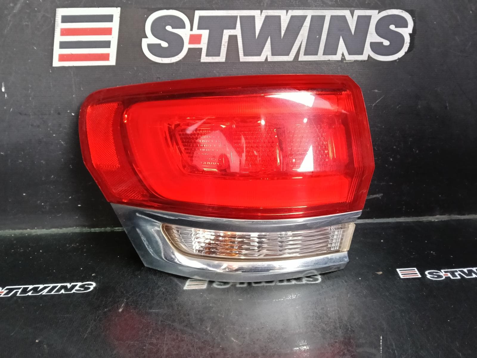 Used auto part listing image: 2016 JEEP GRANDCHEROKEE LEFT TAILLIGHT WK, LAREDO/OVERLAND/LIMITED, W/ CHROME BEZEL, 04/13-02/22 0000429854