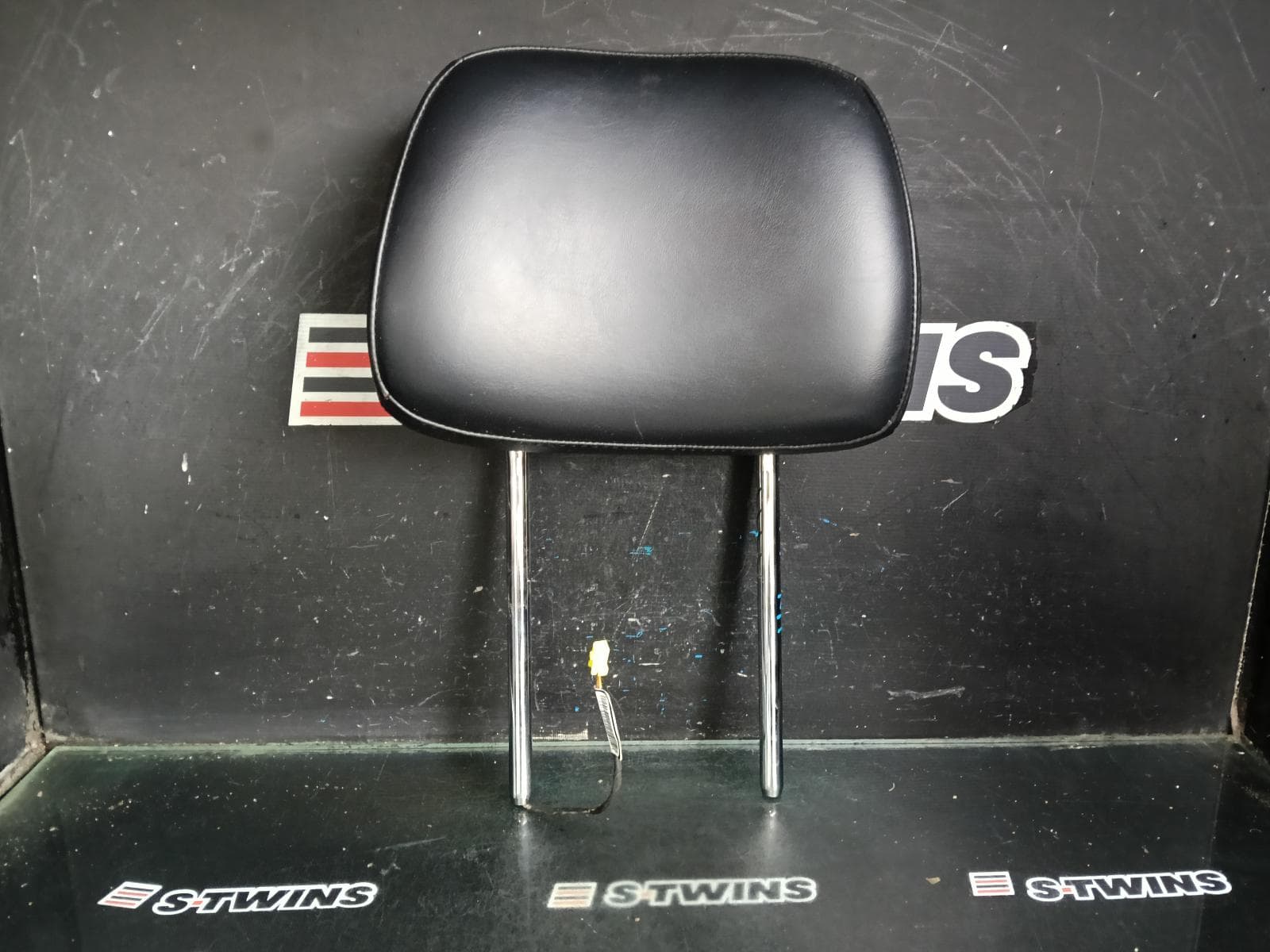 Used auto part listing image: 2016 JEEP GRANDCHEROKEE HEADREST RH FRONT, LEATHER, BLACK, W/ WHITE STITCHING, WK, 10/10-02/22 0000429859