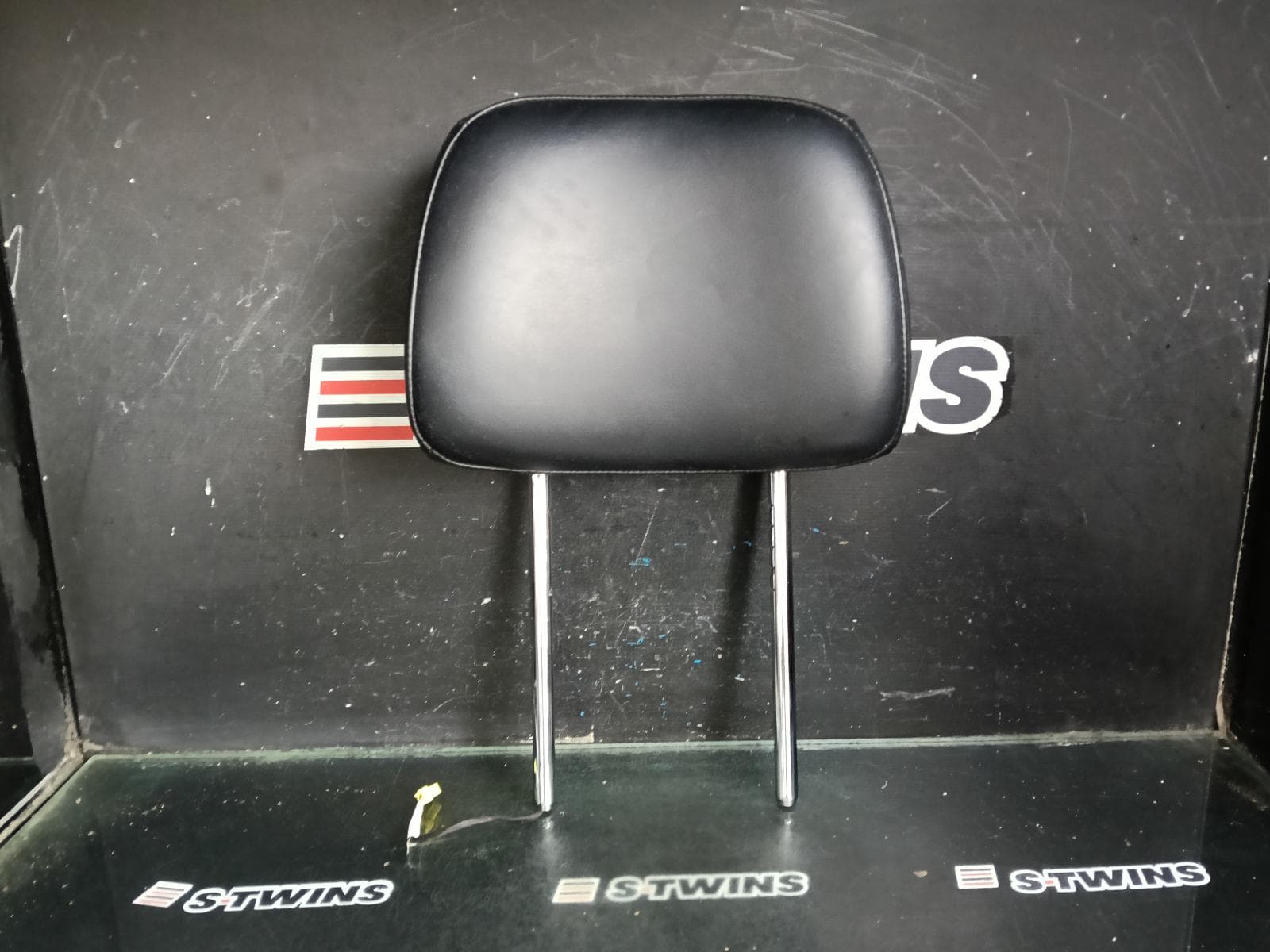 Used auto part listing image: 2016 JEEP GRANDCHEROKEE HEADREST LH FRONT, LEATHER, BLACK, W/ WHITE STITCHING, WK, 10/10-02/22 0000429858