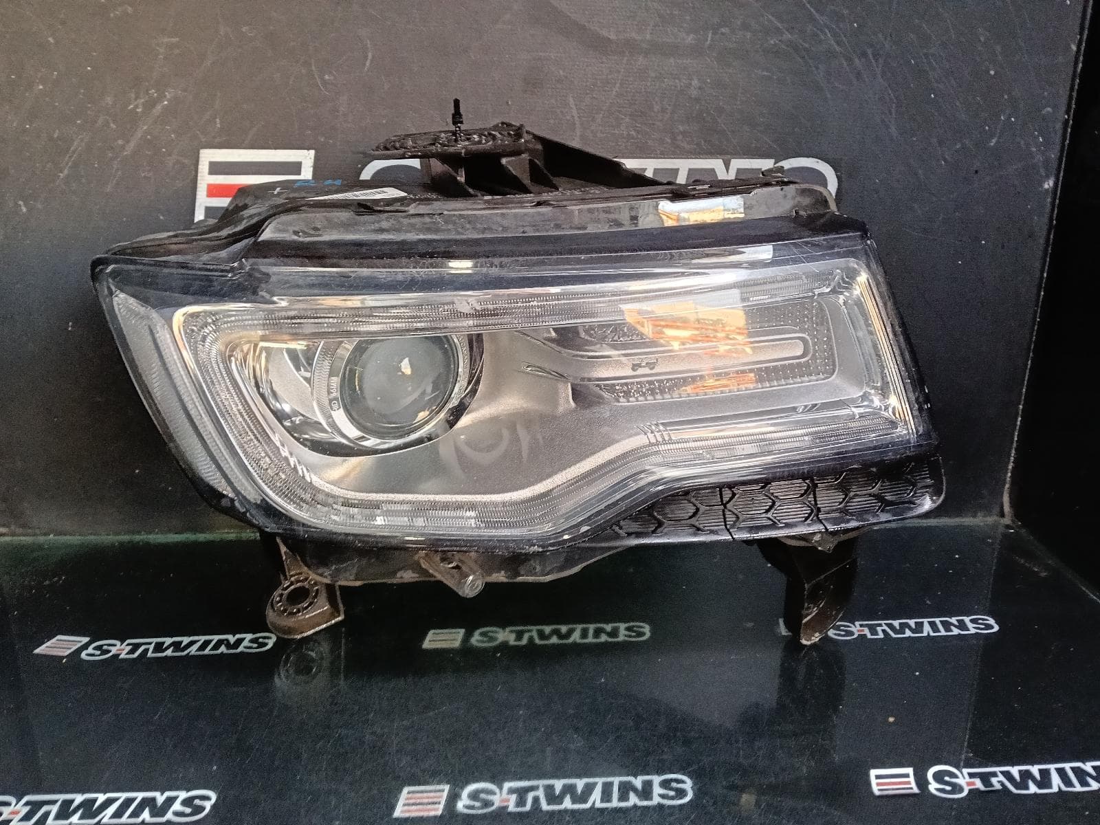 Used auto part listing image: 2016 JEEP GRANDCHEROKEE RIGHT HEADLAMP WK, LAREDO/LIMITED/OVERLAND/SUMMIT, XENON, NON AFS TYPE (LM2), 04/13-09/16 0000429860