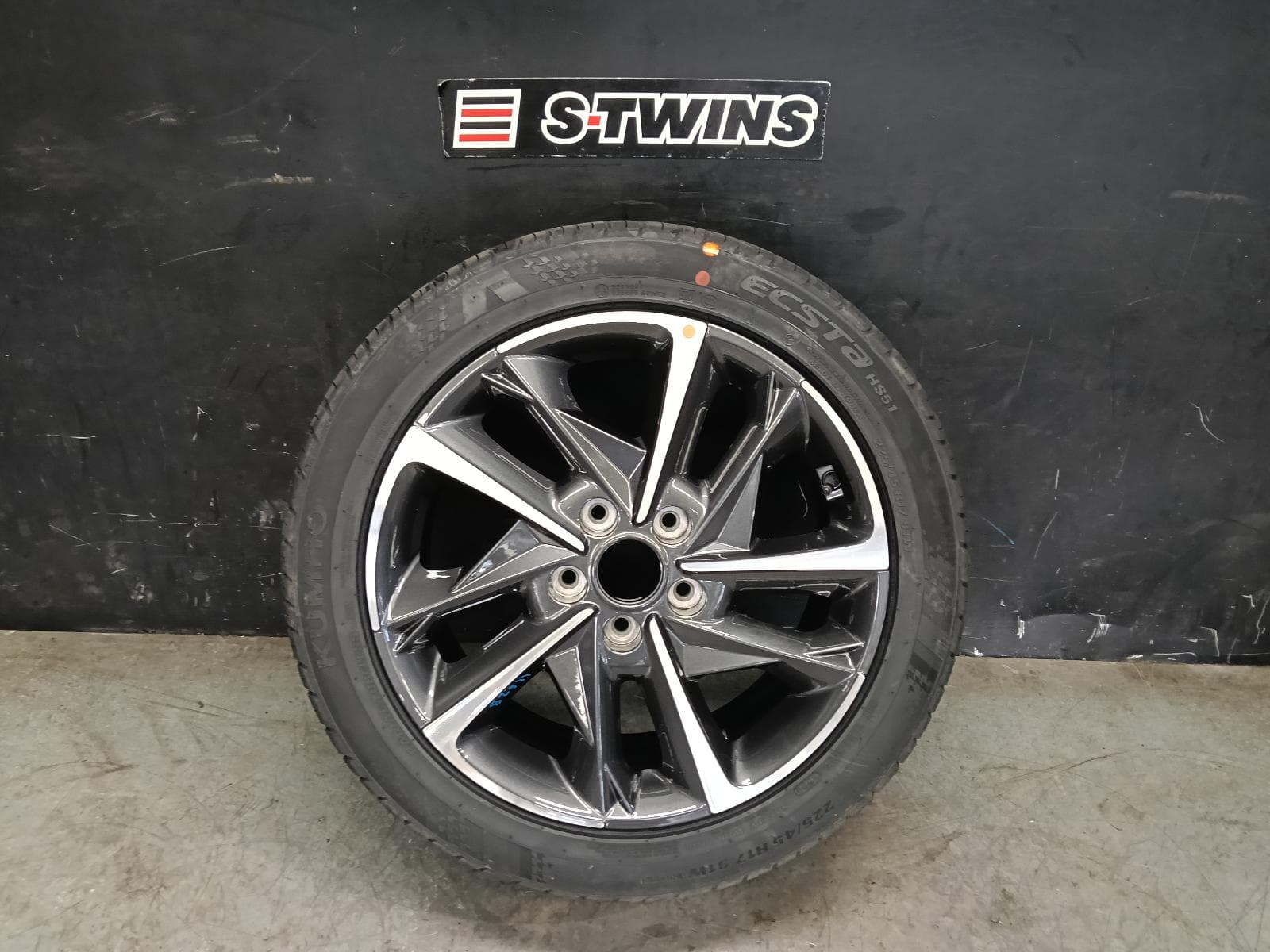 Used auto part listing image: 2020 HYUNDAI I30 WHEEL MAG PD, FACTORY, 17X7IN, 5 SINGLE SPOKE, BI-COLOUR, HATCH (S. KOREA VIN KMHH), 08/20-12/23