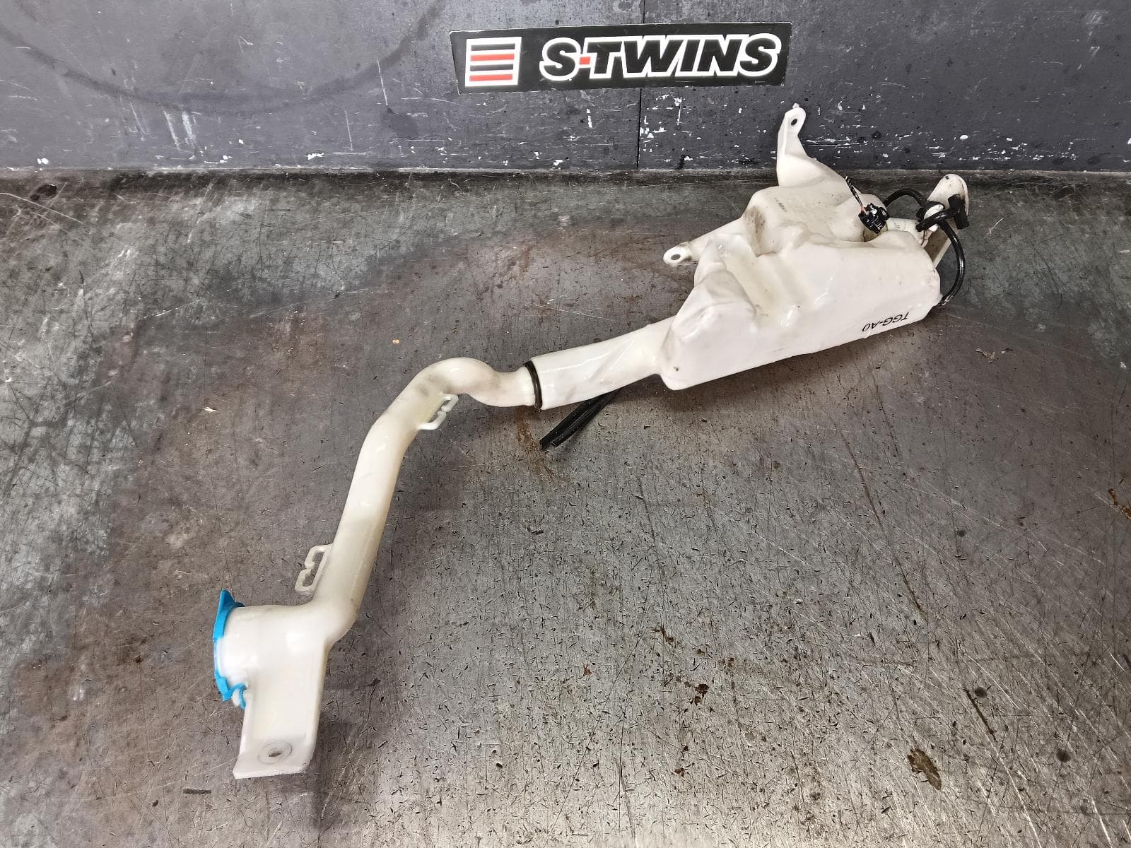 Used auto part listing image: 2017 HONDA CIVIC WASHER BOTTLE 10TH GEN, SEDAN/HATCH, VTi/VTi-S/VTi-L/RS/VTi-LX, 05/16-08/21
